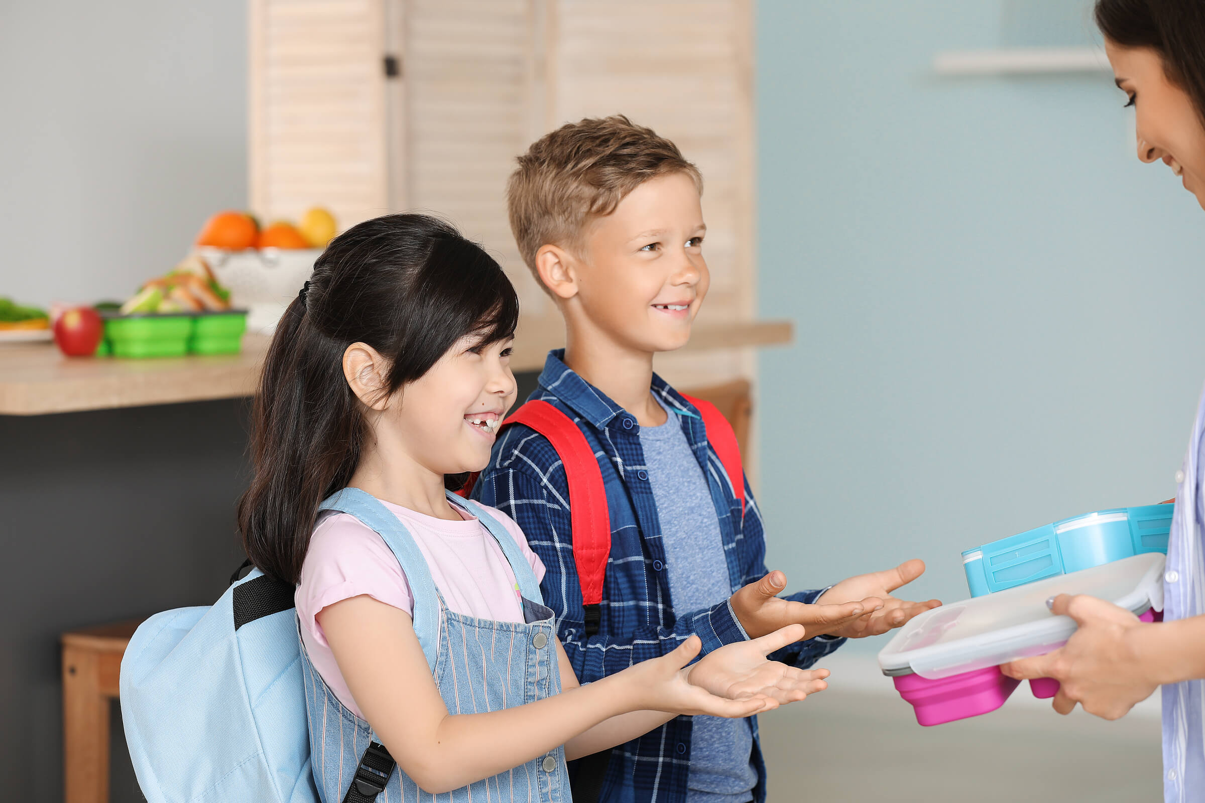 Kinder-freuen-sich-auf-ihre-happy-lunchbox-schulbrote Kinder freuen sich über ihre happy lunchbox gesunde Schulbrote