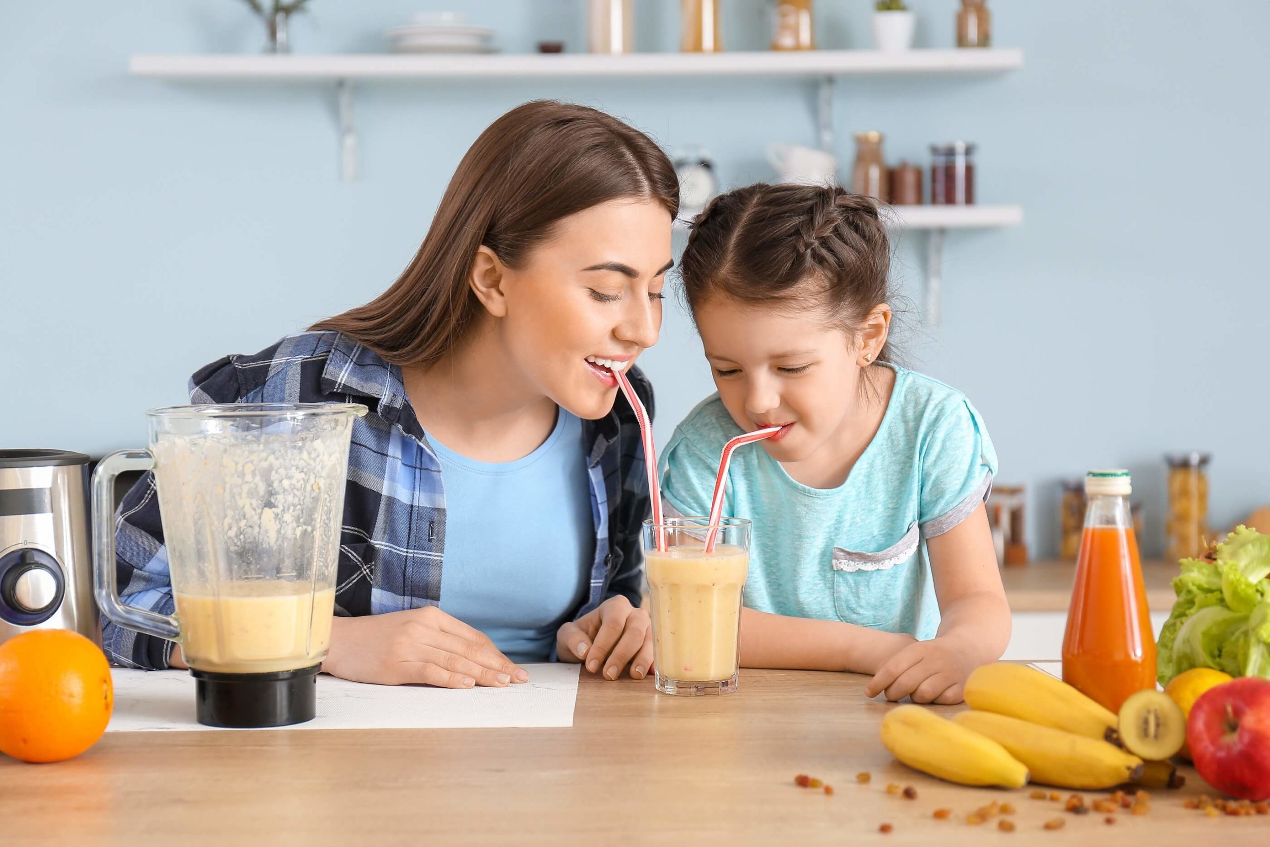 Mutter-und-Kind-trinken-zubereiteten-gesunden-Smoothie Mutter-und-Kind-trinken-zubereiteten-gesunden-Smoothie